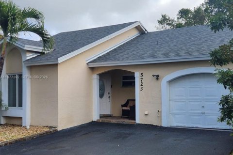 House in Doral, Florida 3 bedrooms, 103.21 sq.m. № 2041667 - photo 1