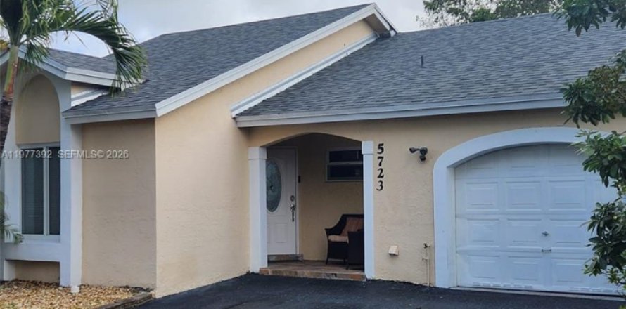 House in Doral, Florida 3 bedrooms, 103.21 sq.m. № 2041667