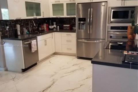 House in Doral, Florida 3 bedrooms, 103.21 sq.m. № 2041667 - photo 5