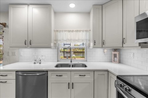 House in Hernando Beach, Florida 2 bedrooms, 107.86 sq.m. № 2209041 - photo 6