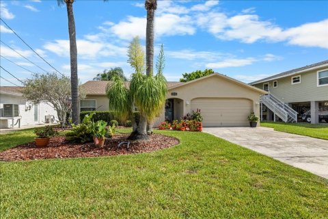 House in Hernando Beach, Florida 2 bedrooms, 107.86 sq.m. № 2209041 - photo 30