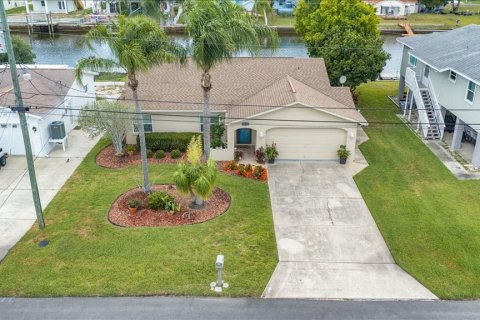 House in Hernando Beach, Florida 2 bedrooms, 107.86 sq.m. № 2209041 - photo 2