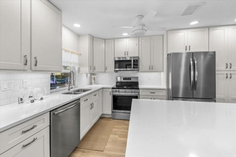 House in Hernando Beach, Florida 2 bedrooms, 107.86 sq.m. № 2209041 - photo 3