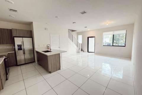 Adosado en alquiler en Doral, Florida, 3 dormitorios, 132.29 m2 № 2010403 - foto 2