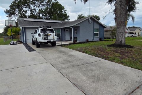 House in New Port Richey, Florida 3 bedrooms, 99.13 sq.m. № 2259142