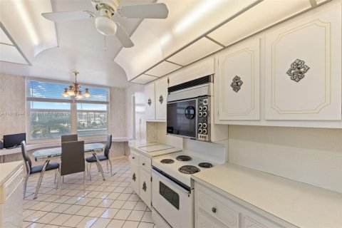 Condo in Hollywood, Florida, 2 bedrooms  № 1937403 - photo 11