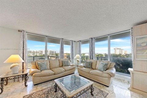Condo in Hollywood, Florida, 2 bedrooms  № 1937403 - photo 9