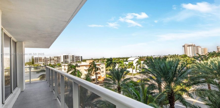Condominio en Hollywood, Florida, 2 dormitorios № 1937403