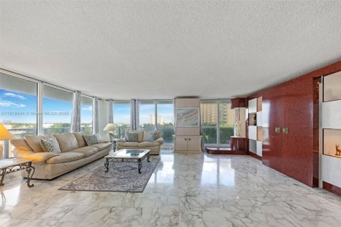 Condo in Hollywood, Florida, 2 bedrooms  № 1937403 - photo 3