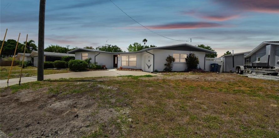 House in Bradenton, Florida 3 bedrooms, 140.75 sq.m. № 2280155