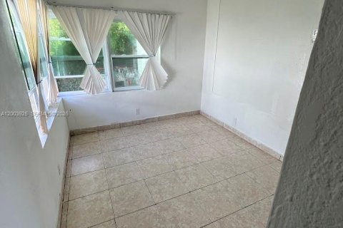 Propiedad comercial en venta en Hallandale Beach, Florida № 2069355 - foto 24