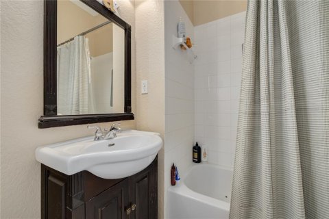 Townhouse in Saint Petersburg, Florida 3 bedrooms, 134.24 sq.m. № 2210334 - photo 28