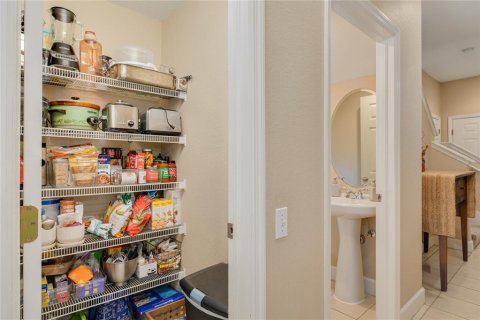 Townhouse in Saint Petersburg, Florida 3 bedrooms, 134.24 sq.m. № 2210334 - photo 14