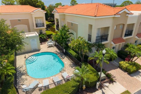 Townhouse in Saint Petersburg, Florida 3 bedrooms, 134.24 sq.m. № 2210334 - photo 3