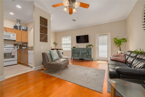 Townhouse in Saint Petersburg, Florida 3 bedrooms, 134.24 sq.m. № 2210334 - photo 6