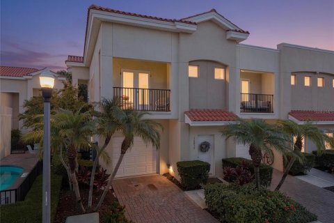 Townhouse in Saint Petersburg, Florida 3 bedrooms, 134.24 sq.m. № 2210334 - photo 2