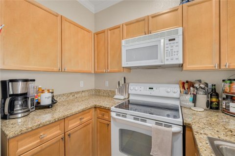Townhouse in Saint Petersburg, Florida 3 bedrooms, 134.24 sq.m. № 2210334 - photo 11