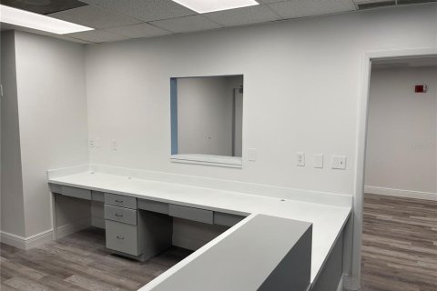 Propiedad comercial en alquiler en Seminole, Florida, 2432.65 m2 № 1549055 - foto 9