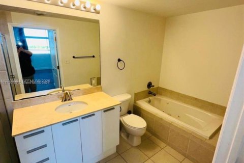Copropriété à louer à Hollywood, Floride: 2 chambres, 110.46 m2 № 2091277 - photo 12