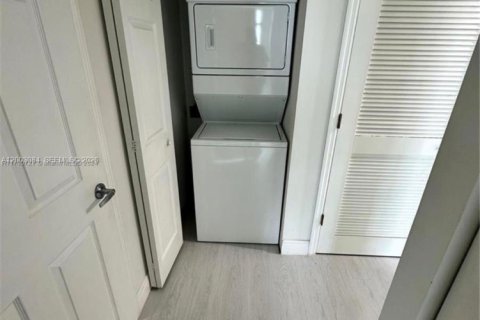 Copropriété à louer à Hollywood, Floride: 2 chambres, 110.46 m2 № 2091277 - photo 11