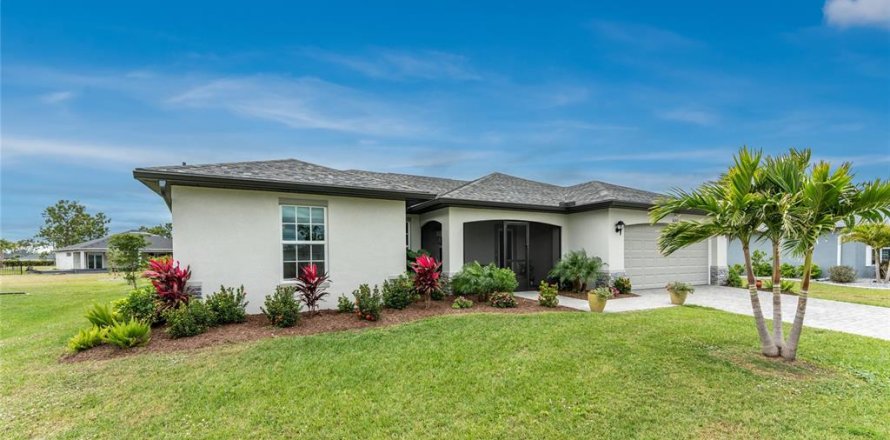 House in Punta Gorda, Florida 3 bedrooms, 152.64 sq.m. № 1718675