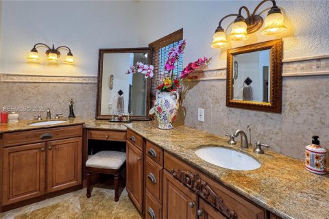 House in Miami, Florida 3 bedrooms, 252.88 sq.m. № 1984580 - photo 27