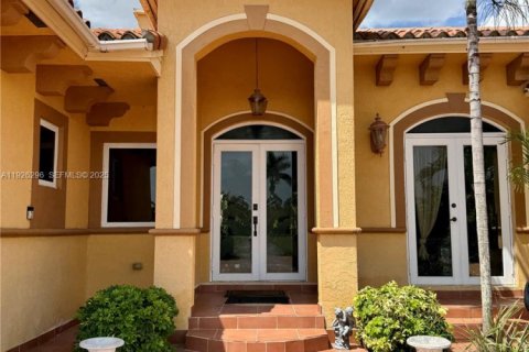 House in Miami, Florida 3 bedrooms, 252.88 sq.m. № 1984580 - photo 2