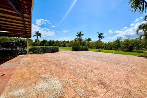 House in Miami, Florida 3 bedrooms, 252.88 sq.m. № 1984580 - photo 6