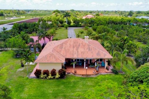 House in Miami, Florida 3 bedrooms, 252.88 sq.m. № 1984580 - photo 10