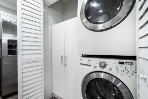 Condominio en venta en Miami, Florida, 3 dormitorios, 144 m2 № 1946585 - foto 29