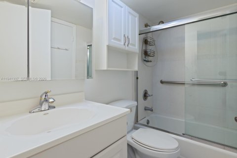 Купить кондоминиум в Майами, Флорида 2 спальни, 113.71м2, № 1998560 - фото 18