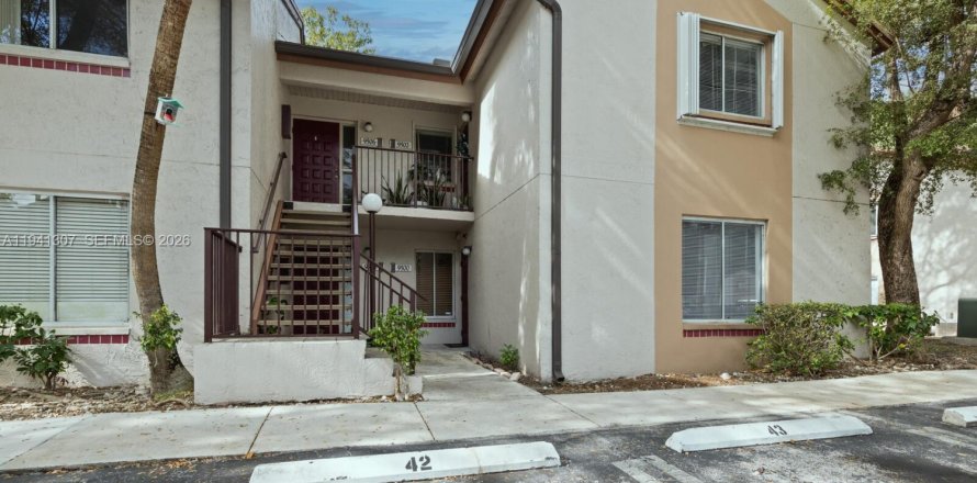 Кондоминиум с 2 спальнями в Майами, Флорида № 1998560