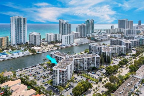 Condominio en venta en Hallandale Beach, Florida, 2 dormitorios, 132.85 m2 № 2052193 - foto 20