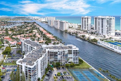 Condominio en venta en Hallandale Beach, Florida, 2 dormitorios, 132.85 m2 № 2052193 - foto 19