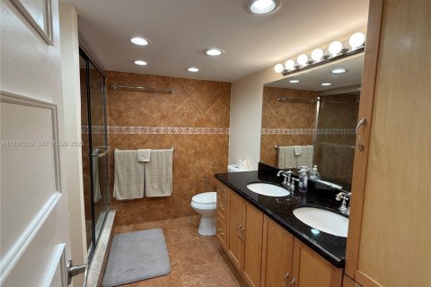 Condominio en venta en Hallandale Beach, Florida, 2 dormitorios, 132.85 m2 № 2052193 - foto 16