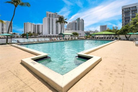 Condominio en venta en Hallandale Beach, Florida, 2 dormitorios, 132.85 m2 № 2052193 - foto 22