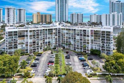 Condominio en venta en Hallandale Beach, Florida, 2 dormitorios, 132.85 m2 № 2052193 - foto 30