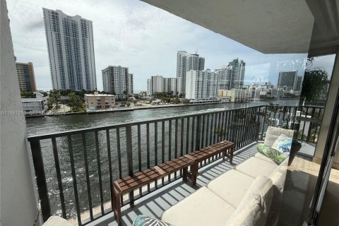 Condominio en venta en Hallandale Beach, Florida, 2 dormitorios, 132.85 m2 № 2052193 - foto 17