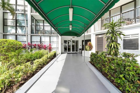 Condominio en venta en Hallandale Beach, Florida, 2 dormitorios, 132.85 m2 № 2052193 - foto 29