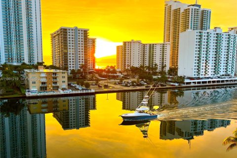 Condominio en Hallandale Beach, Florida, 2 dormitorios  № 2052193