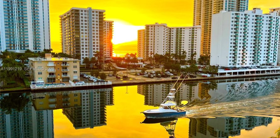 Condominio en Hallandale Beach, Florida, 2 dormitorios  № 2052193