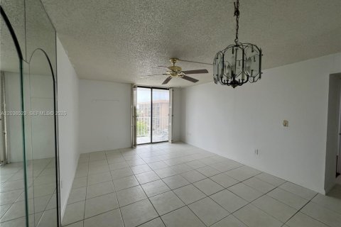 Condo in North Miami Beach, Florida, 1 bedroom  № 2182209 - photo 8