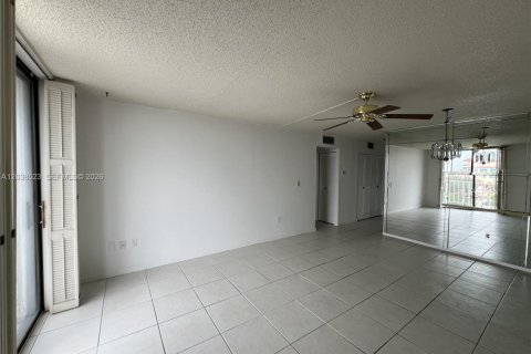 Condo in North Miami Beach, Florida, 1 bedroom  № 2182209 - photo 2