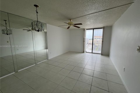 Condo in North Miami Beach, Florida, 1 bedroom  № 2182209 - photo 9