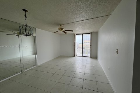 Condo in North Miami Beach, Florida, 1 bedroom  № 2182209