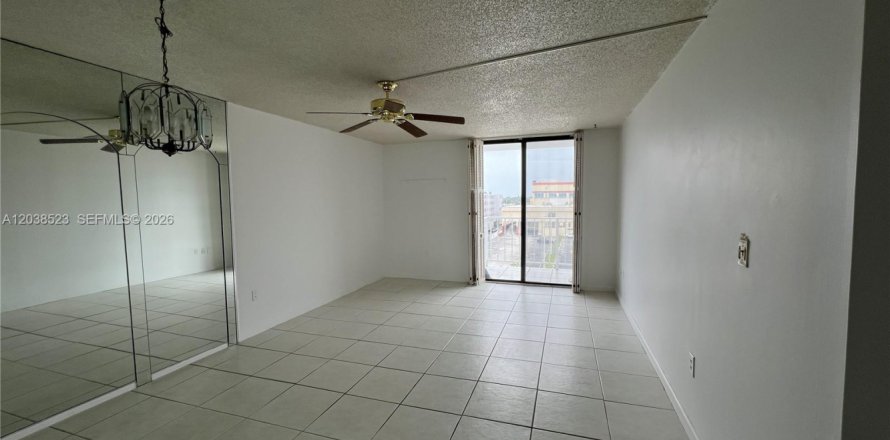 Condo in North Miami Beach, Florida, 1 bedroom  № 2182209