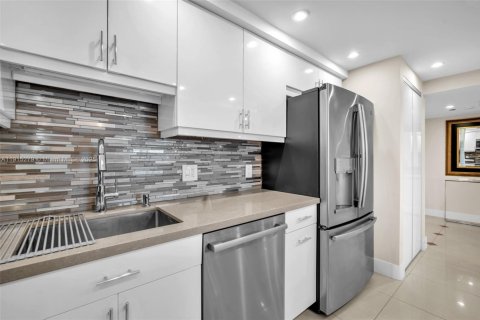 Снять в аренду кондоминиум в Помпано-Бич, Флорида 3 спальни, 159.42м2, № 1970737 - фото 15