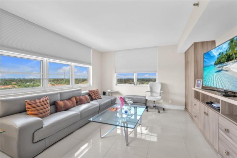 Снять в аренду кондоминиум в Помпано-Бич, Флорида 3 спальни, 159.42м2, № 1970737 - фото 24