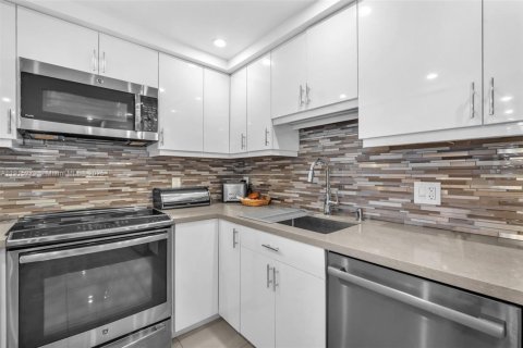 Снять в аренду кондоминиум в Помпано-Бич, Флорида 3 спальни, 159.42м2, № 1970737 - фото 14