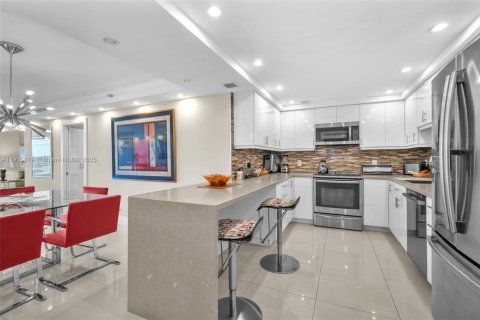 Снять в аренду кондоминиум в Помпано-Бич, Флорида 3 спальни, 159.42м2, № 1970737 - фото 8